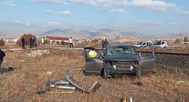 Afyonkarahisar'da trenin çarptığı kamyonetteki 2 kişi yaralandı