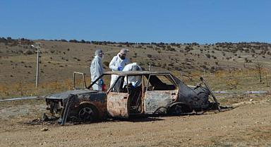 Afyonkarahisar'da yanmış otomobilin içinde 2 erkek cesedi bulundu