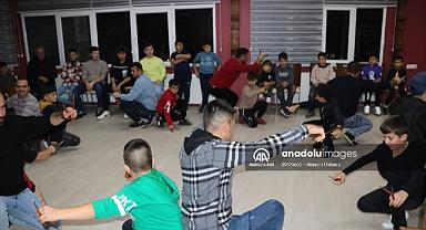 Babalar oğullarıyla halk oyunları öğreniyor
