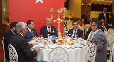 Başkan Koyuncu Eskişehir'de Düzenlediği Yemekte Emirdağlı Hemşerilerini Ağırladı