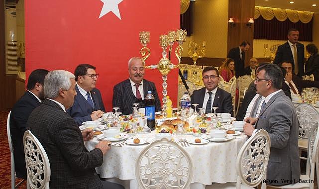 Başkan Koyuncu Eskişehir'de Düzenlediği Yemekte Emirdağlı Hemşerilerini Ağırladı