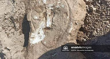 Denizli'de bahçe duvarında kullanılan eski mezar taşı korumaya alındı