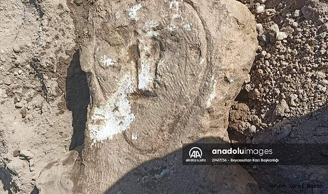 Denizli'de bahçe duvarında kullanılan eski mezar taşı korumaya alındı