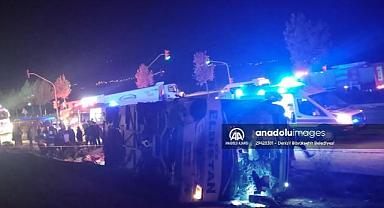 Denizli'de otobüsle kamyonun çarpışması sonucu 12 kişi yaralandı