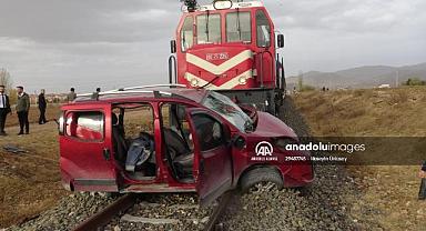 Hemzemin geçitte trenin çarptığı aracın sürücüsü öldü