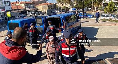 İzmir'de babasını öldürdüğü öne sürülen kadın tutuklandı