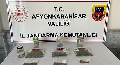 JANDARMA SALAR BELDESİNDE UYUŞTURUCU SATICISINI YAKALADI.!!