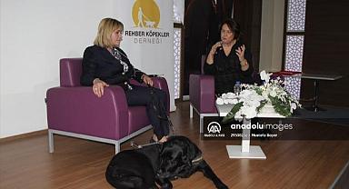 Rehber köpekle hayatını sürdüren engelli avukat, üniversite öğrencileriyle deneyimlerini paylaştı
