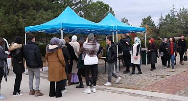 Sandıklı Belediyesince Meslek Yüksek Okulu'nda öğrencilere çorba ikramı yapıldı.