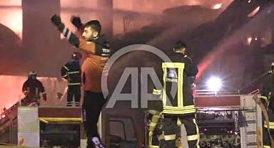 Tekstil fabrikasında çıkan yangına müdahale ediliyor