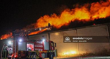 Uşak'ta tekstil deposunda çıkan yangına müdahale ediliyor