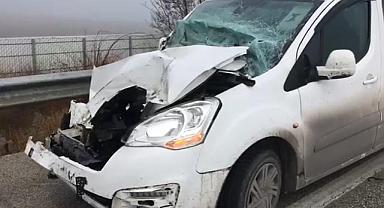 Afyonkarahisar'da kamyonete çarpan hafif ticari araçtaki 4 kişi yaralandı