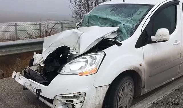 Afyonkarahisar'da kamyonete çarpan hafif ticari araçtaki 4 kişi yaralandı