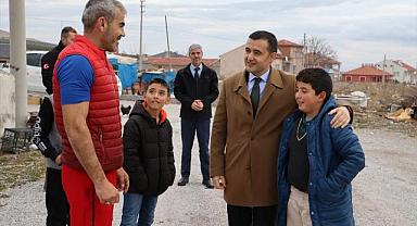 Afyonkarahisar'da kaymakam, telef olan tavukları için yenisini isteyen çocuğun yüzü güldürdü