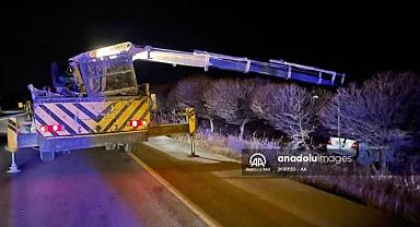 Afyonkarahisar'da şarampole devrilen otomobildeki 2 kişi yaralandı