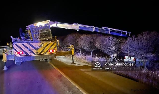 Afyonkarahisar'da şarampole devrilen otomobildeki 2 kişi yaralandı