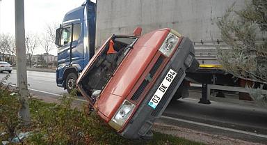 Afyonkarahisar'da tır ile otomobilin çarpıştığı kazada 3 kişi yaralandı
