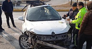 Afyonkarahisar'da tır ile otomobilin çarpıştığı kazada 4 kişi yaralandı