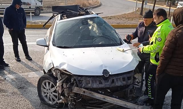 Afyonkarahisar'da tır ile otomobilin çarpıştığı kazada 4 kişi yaralandı