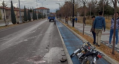 Afyonkarahisar'da traktörle motosikletin çarpışması sonucu 2 kişi yaralandı