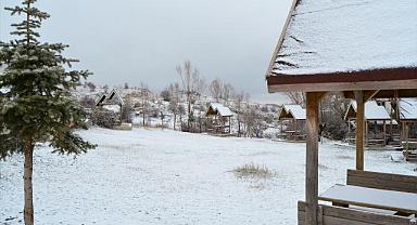 Afyonkarahisar'ın yüksek kesimlerinde kar yağışı etkili oldu.