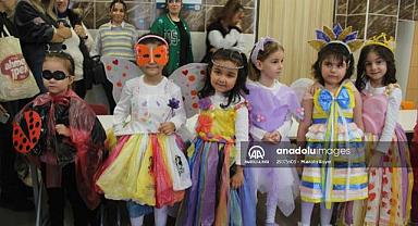 Anaokulu öğrencileri geri dönüşüm malzemelerinden kıyafet yapıp, defile düzenledi