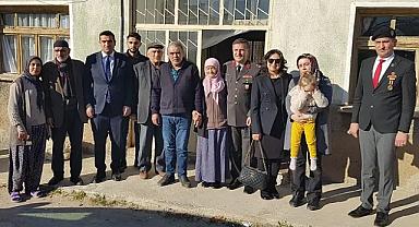 Başmakçı'da Şehidimizin Baba Ocağın'a İkmal Garnizon Komutanı Osman Alp ve Kumartaşlı'dan Ziyaret