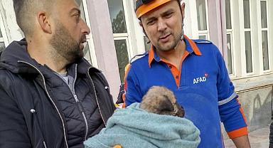 Bina boşluğuna sıkışan köpek yavrusunu AFAD ekipleri kurtardı