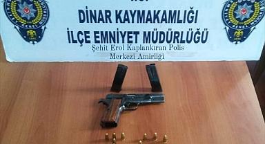 Dinar'da yapılan üst aramasında tabanca yakalandı