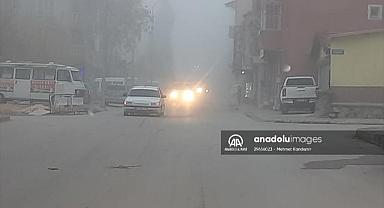 Dinar ilçesinde sabah etkili olan sis ulaşımı olumsuz etkiledi.