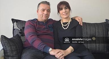 Emekli öğretmen, görme yeteneğini kaybeden eşine sevgisiyle 