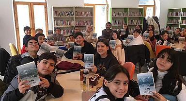 Genç Kaşifler Kitap Klübü Halk Kütüphanenesinde analiz yaptı