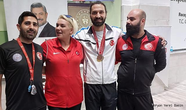 Hayalini gerçekleştirmek için engel tanımıyor