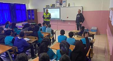 Jandarma öğrencileri bilgilendirdi..!