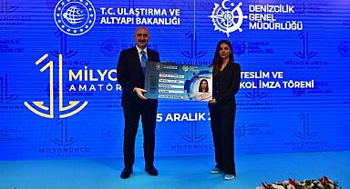 KARAİSMAİLOĞLU, BİR MİLYONUNCU AMATÖR DENİZCİ BELGESİNİ TAKDİM ETTİ