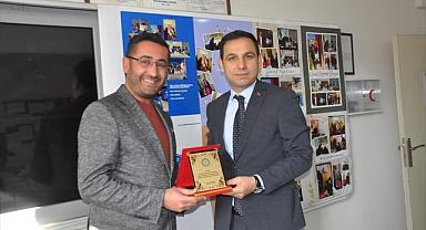 Kaymakam Sülün, eğitime katkı veren hayırseverlere plaket verdi.