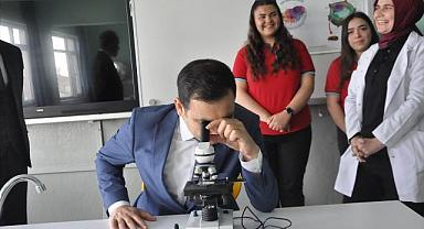 Kaymakamı Mehmet Sülün fizik-kimya-biyoloji laboratuvarının açılışını gerçekleştirdi.