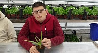 Özel öğrenciler, jeotermal süs bitkileri serasında rehabilite ediliyor