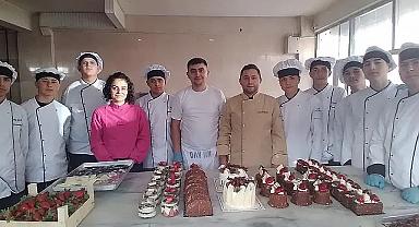 Saray Pastanesinde Öğrenciler Pasta Yaptı