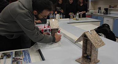 Üniversite öğrencileri hazırladıkları kuş yemliklerini kampüs içindeki ağaçlara astı