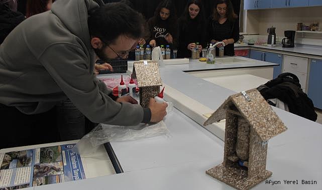 Üniversite öğrencileri hazırladıkları kuş yemliklerini kampüs içindeki ağaçlara astı