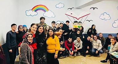 ÜNİVERSİTE ÖĞRENCİLERİ KÖY OKULUNU BOYADILAR