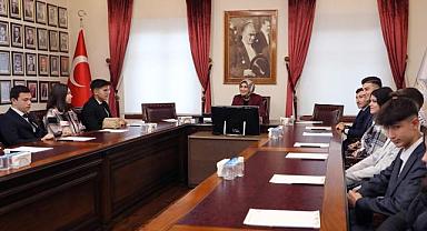 Vali Doç. Dr. Kübra Güran Yiğitbaşı Dinar Gençlik Meclisi’ni Kabul Etti.