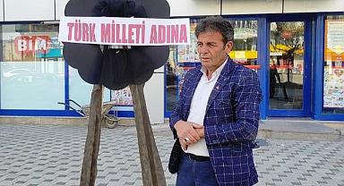 VATANDAŞ SİYAH ÇELENK KOYARAK BİM'E TEPKİ GÖSTERDİ..