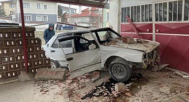 3 kişinin yaralandığı trafik kazası güvenlik kamerasına yansıdı