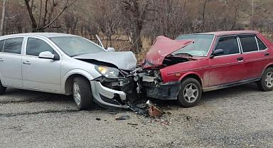 Afyonkarahisar'da 2 otomobilin çarpıştığı kazada 5 kişi yaralandı