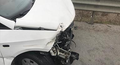 Afyonkarahisar'da bariyerlere çarpan otomobildeki 2 kişi yaralandı