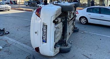 Afyonkarahisar'da devrilen otomobildeki 2 kişi yaralandı