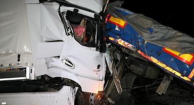 Afyonkarahisar'da iki tırın çarpıştığı kazada 4 kişi yaralandı