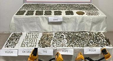 Afyonkarahisar'da kaçak kazı yapan 12 şüpheli yakalandı